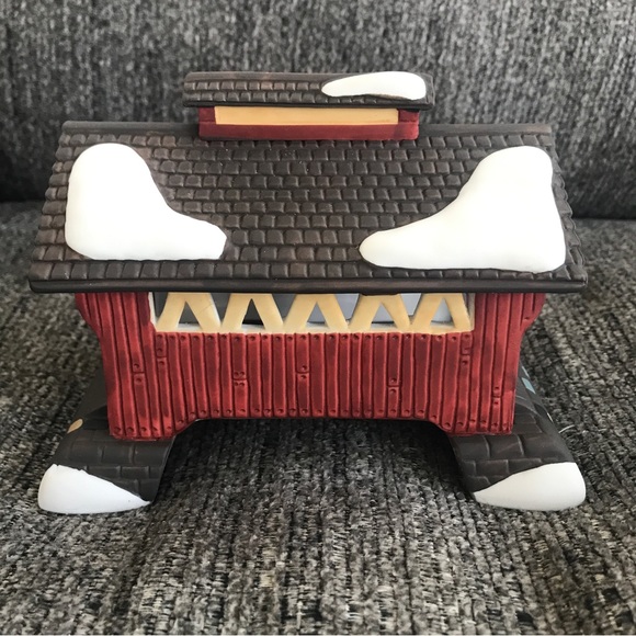 Dept 56 Red Covered Bridge Heritage Village Collection - Picture 9 of 9